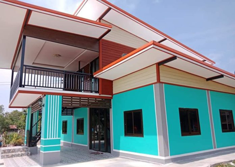 ไอเดียการรีโนเวทบ้านเก่าอายุหลายสิบปี เพิ่มสีสันเข้าไ ปผนังแบบไม้สีน้ำตาลผสมไม้เก่าและใหม่ และชั้นล่างเป็นผนังปูนฉาบเรียบโทนสีฟ้า